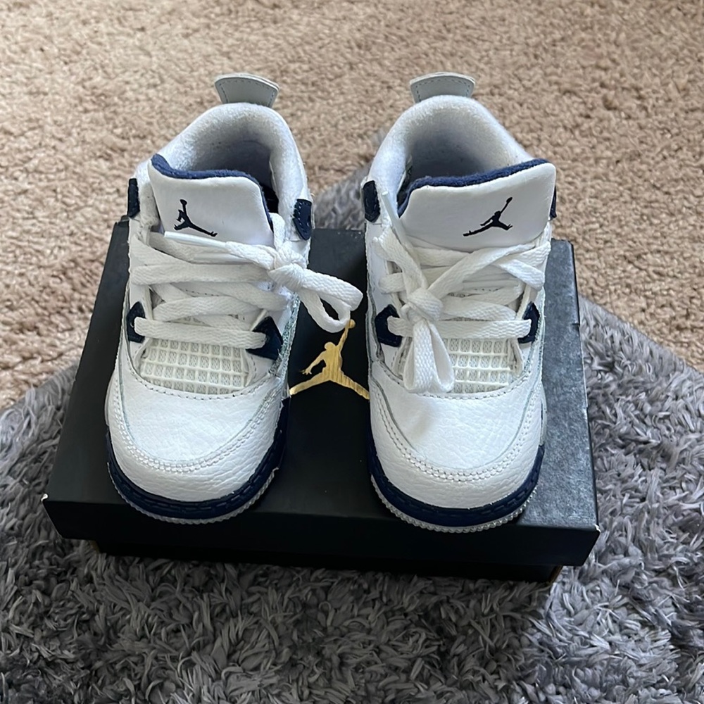 Jordan Toddler White & Navy Retro Basketball Shoes